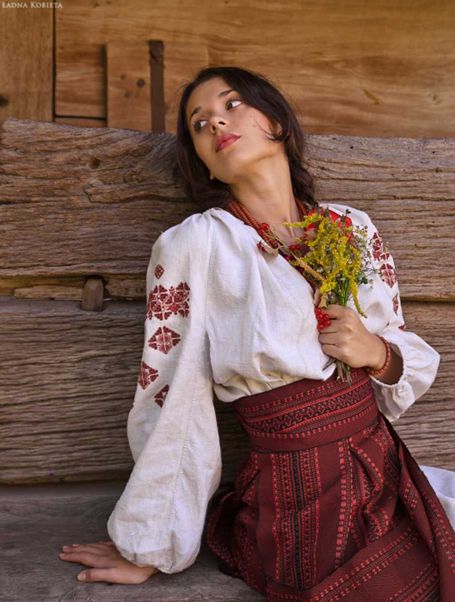 Girls in Slavic costumes in Konya