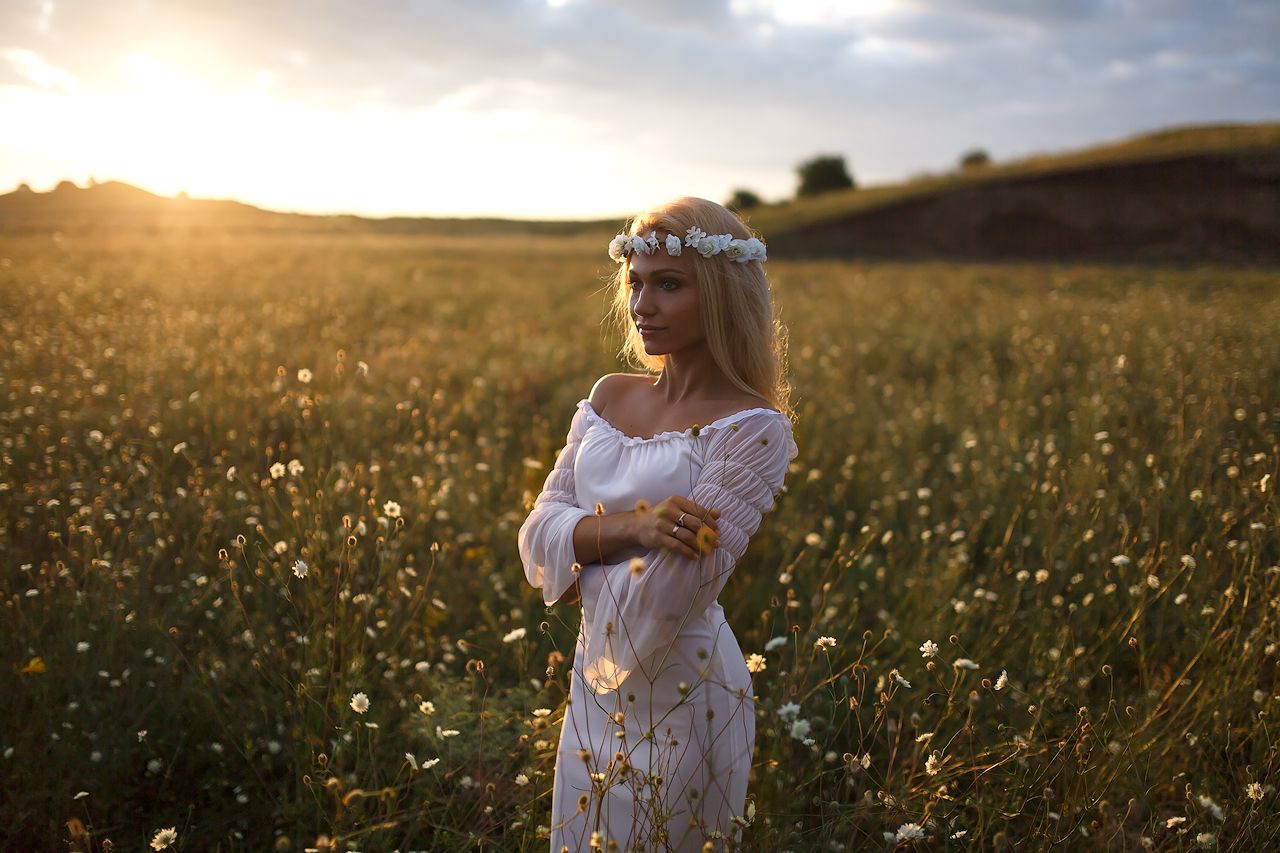Girls in Slavic costumes in Konya