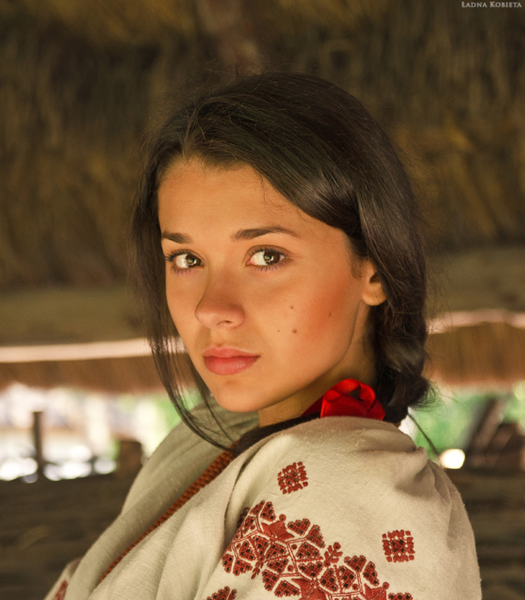 Girls in Slavic costumes in Konya