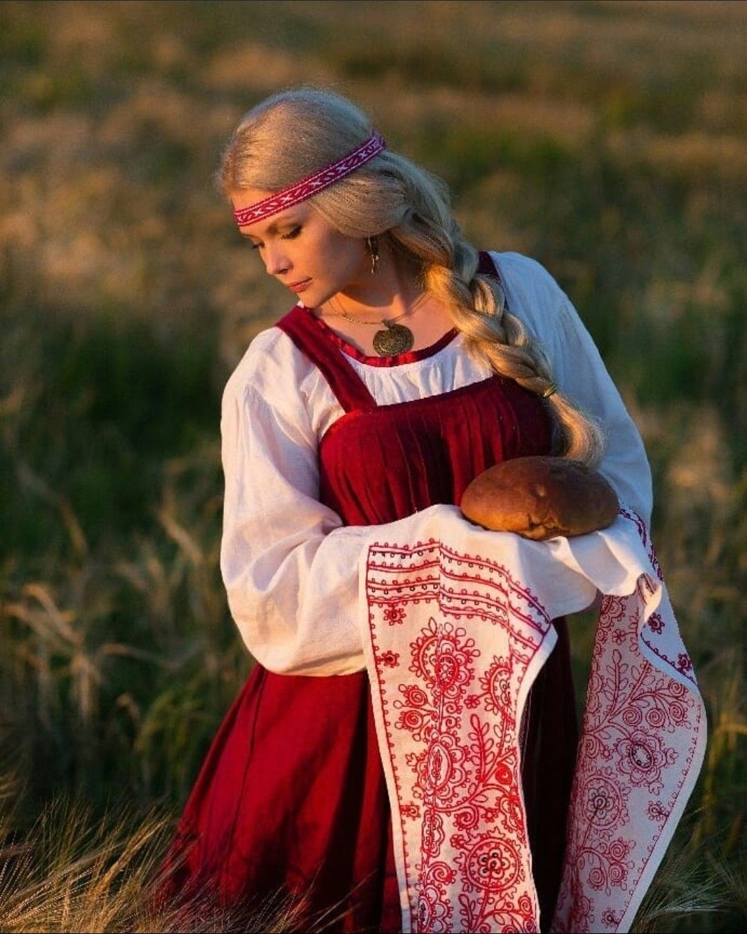 Girls in Slavic costumes in Konya