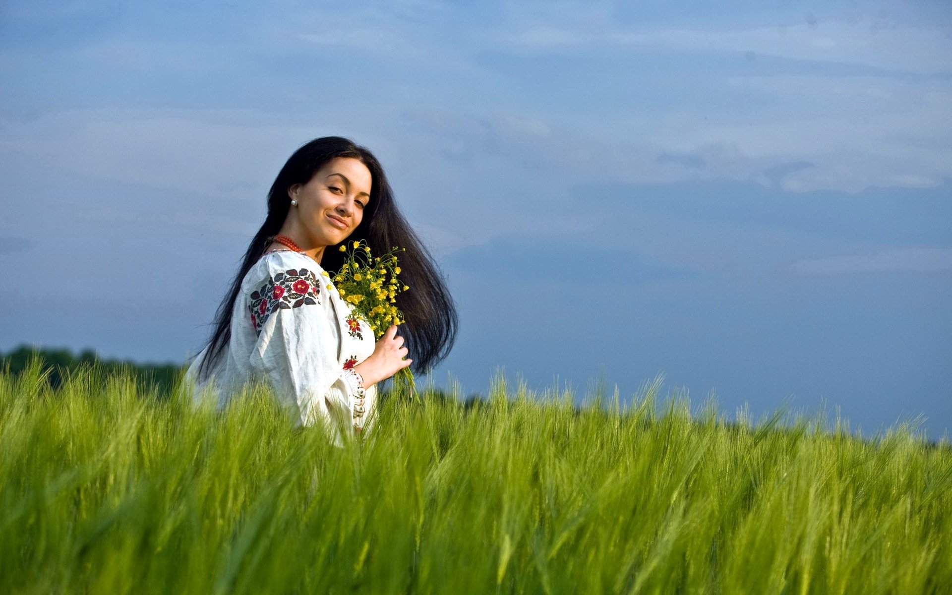 Girls in Slavic costumes in Konya