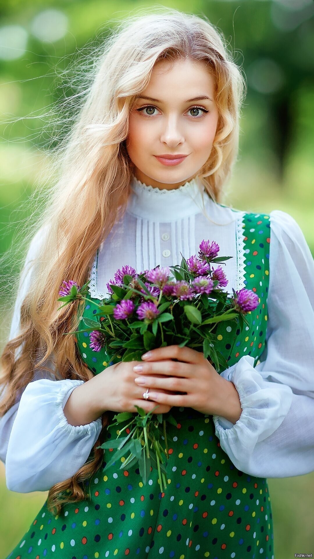 Girls in Slavic costumes in Konya