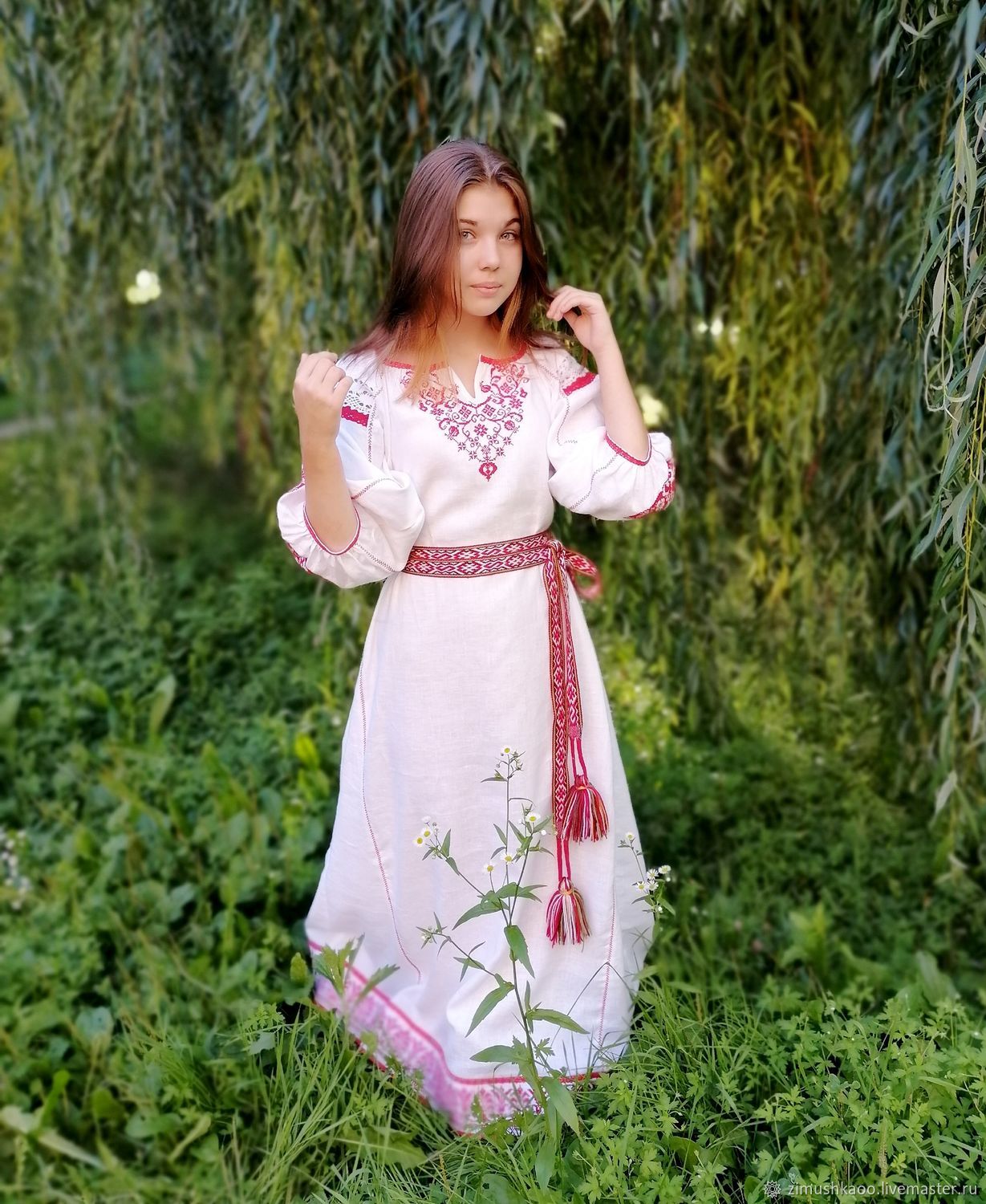 Girl Girls in Slavic costumes in Konya